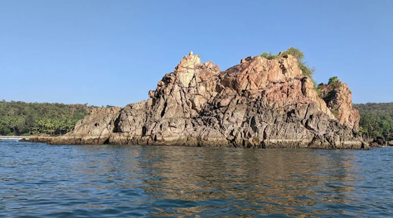 nivati rock near villa
