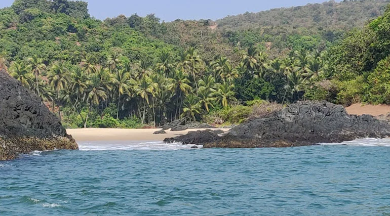nivati rock near villa