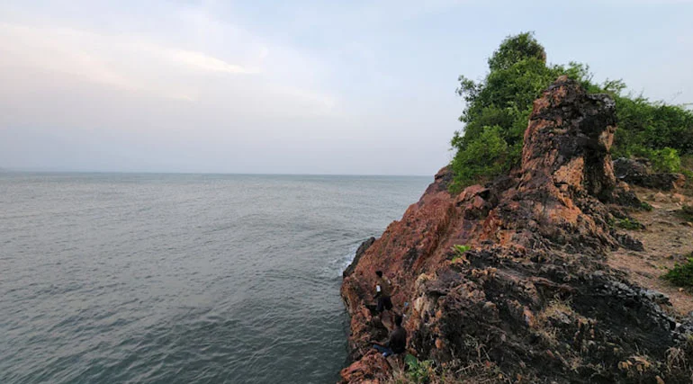 nivati rock near villa